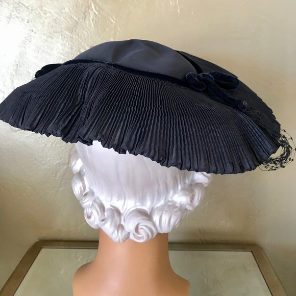 FABULOUS 1950s\' NAVY FABRIC AND VELVET \'CART WHEEL\' HAT WITH MATCHING HALF VEIL main image 14